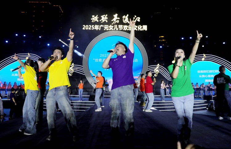 盡情演唱。高志農(nóng)攝