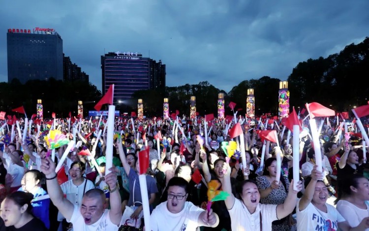 市民熱情參與互動(dòng)。高志農(nóng)攝