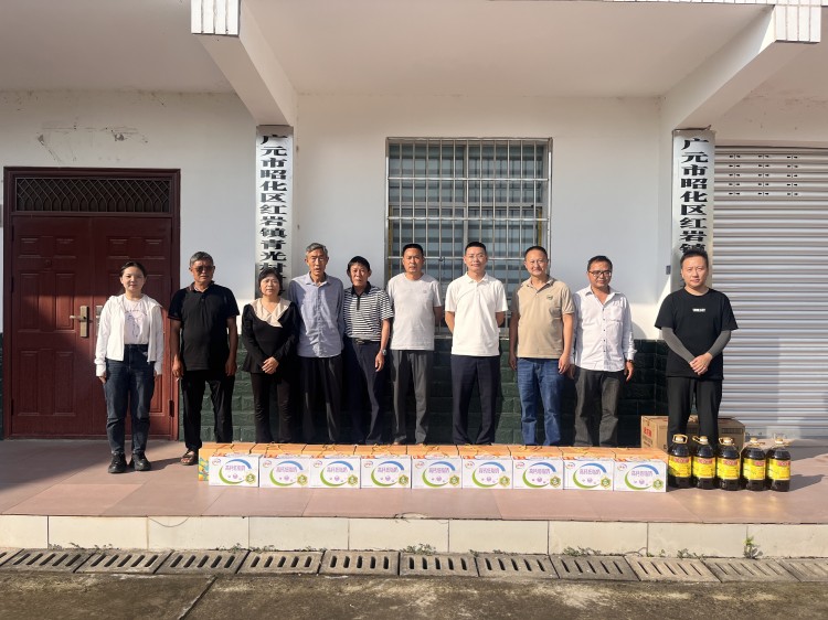 送上慰問品。楊黎明供圖