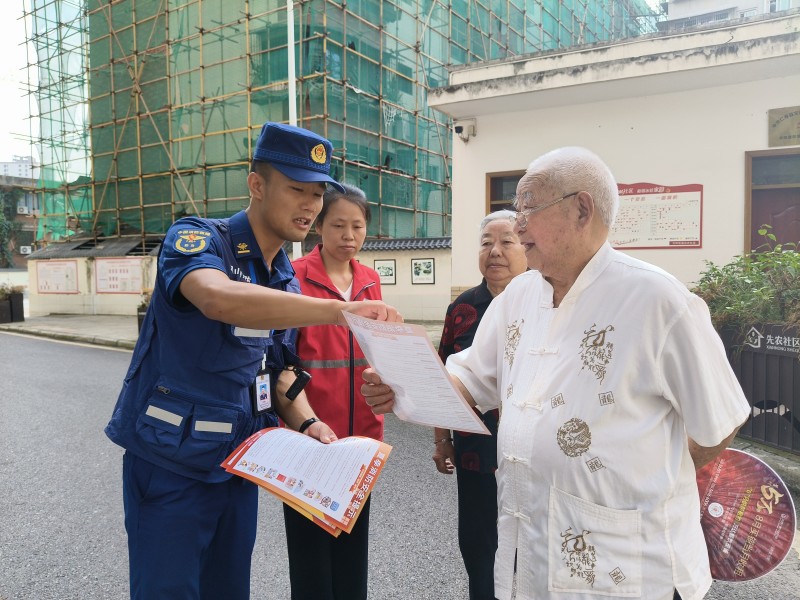 消防員正在給老人發(fā)放消防安全宣傳單。仁壽縣消防救援大隊(duì)供圖