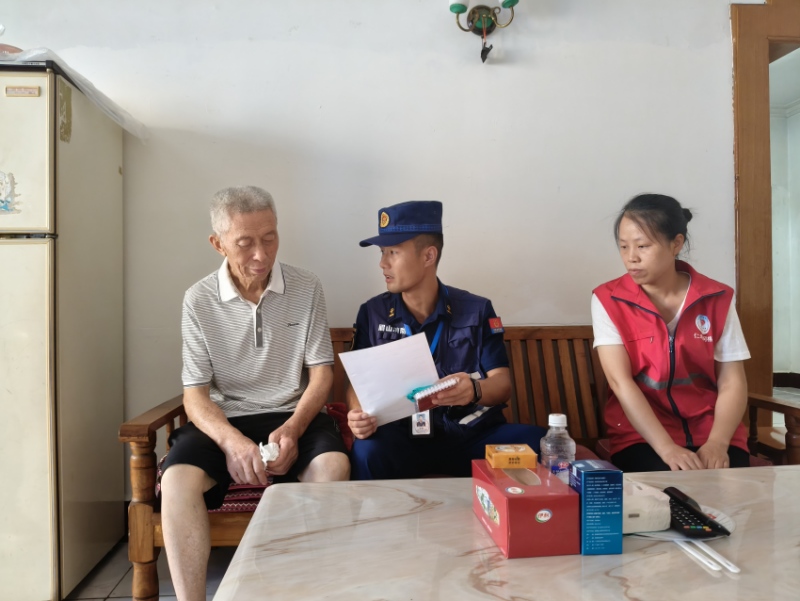 消防員正在給老人耐心講解消防安全知識(shí)。仁壽縣消防救援大隊(duì)供圖