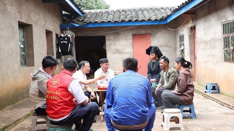 智援團(tuán)成員到學(xué)生家中走訪交流。趙勇攝
