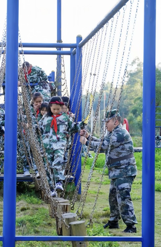 研學(xué)學(xué)生體驗(yàn)“空中橋索”項(xiàng)目。研學(xué)教育基地供圖。
