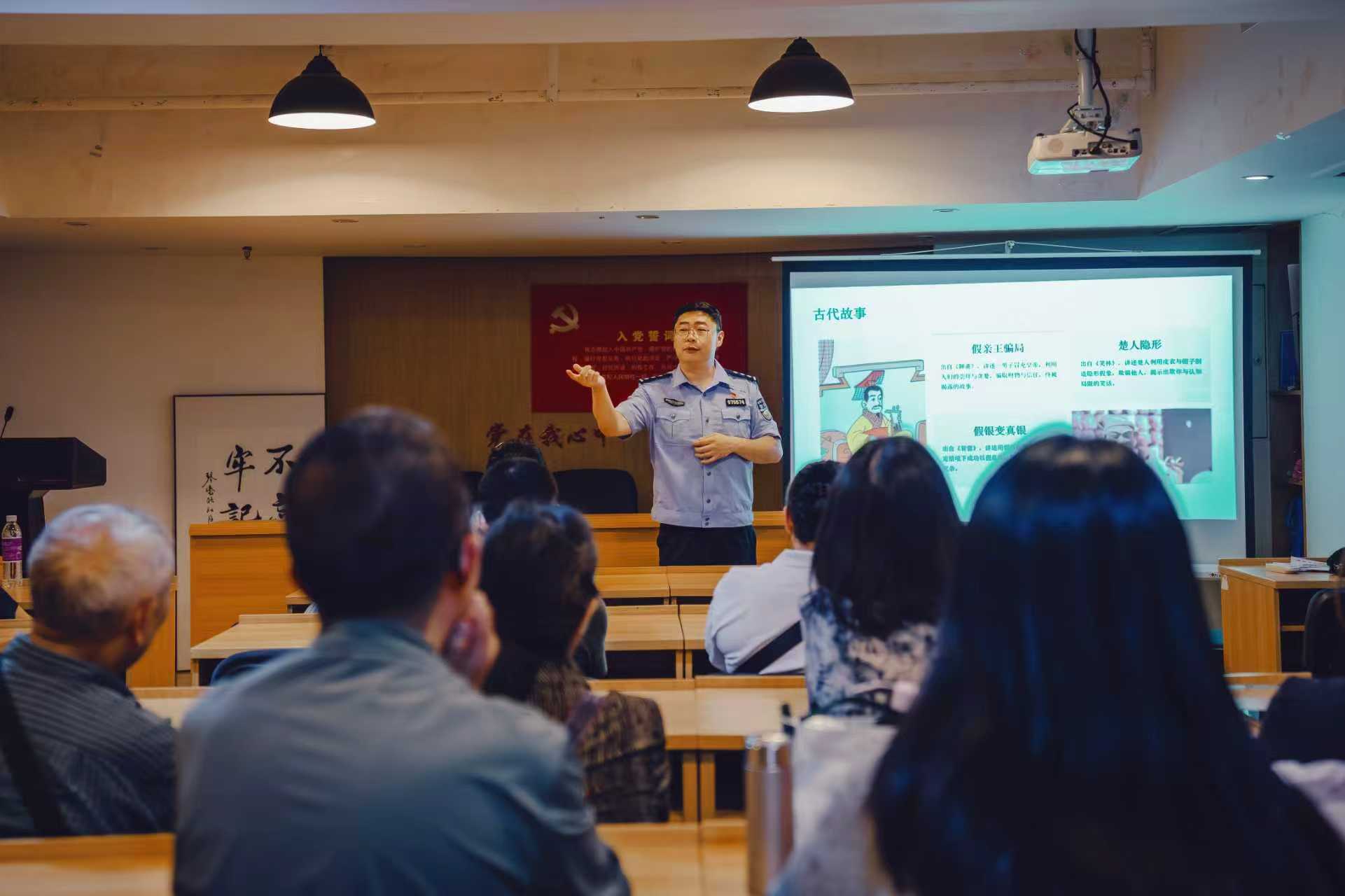 “警官夜?！遍_講。成都市公安局青羊區(qū)分局草堂派出所供圖