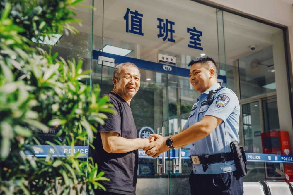 市民對(duì)民警表示感謝。成都市公安局青羊區(qū)分局草堂派出所供圖