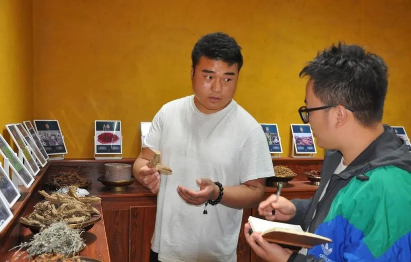 白玉縣非物質(zhì)文化遺產(chǎn)藏紙技藝代表性傳承人扎西尼瑪。白玉縣委宣傳部供圖