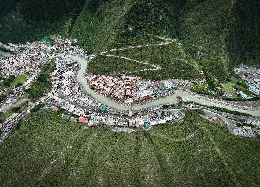 白玉縣城全景。白玉縣委融媒體中心供圖