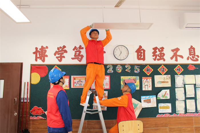 8月25日，國網(wǎng)四川電力（成都金牛）連心橋共產(chǎn)黨員服務(wù)隊(duì)隊(duì)員檢查金牛區(qū)撫琴小學(xué)照明、食堂等線路，全力保障開學(xué)季用電安全。（李思昱_(tái)_ 攝）