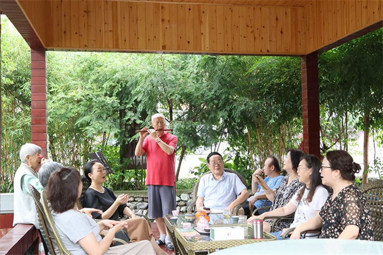 游客在“云水?山院” 舉行活動(dòng)。綿竹市融媒體中心供圖