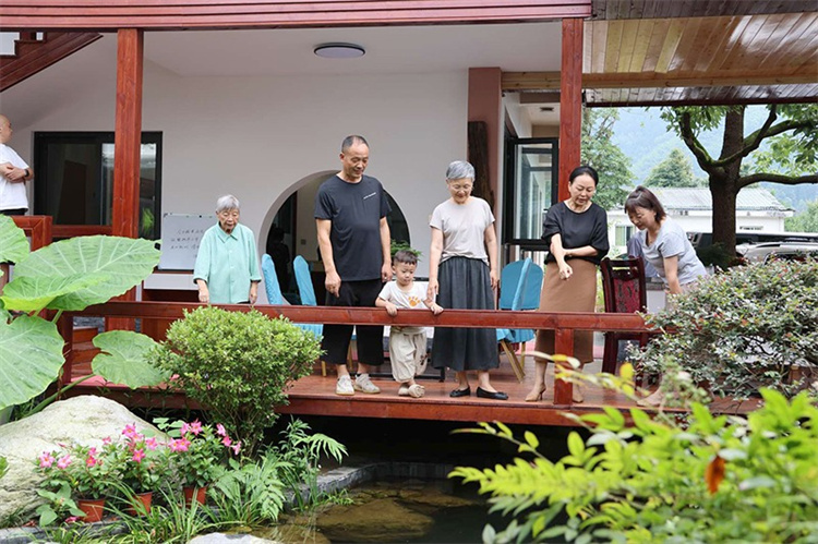 游客在付元軍改造的民宿游玩。綿竹市融媒體中心供圖