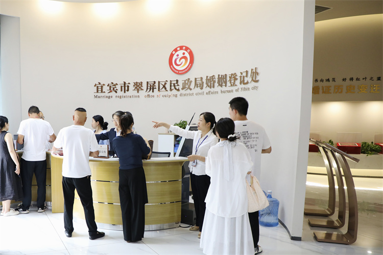 一大早，宜賓市翠屏區(qū)岷江新區(qū)的區(qū)民政局婚姻登記處便迎來一波“甜蜜高峰”。翠屏區(qū)融媒體中心供圖