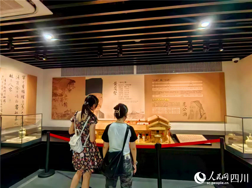 酒香融入文化香，游人研學(xué)樂(lè)未央。人民網(wǎng)記者 劉海天攝