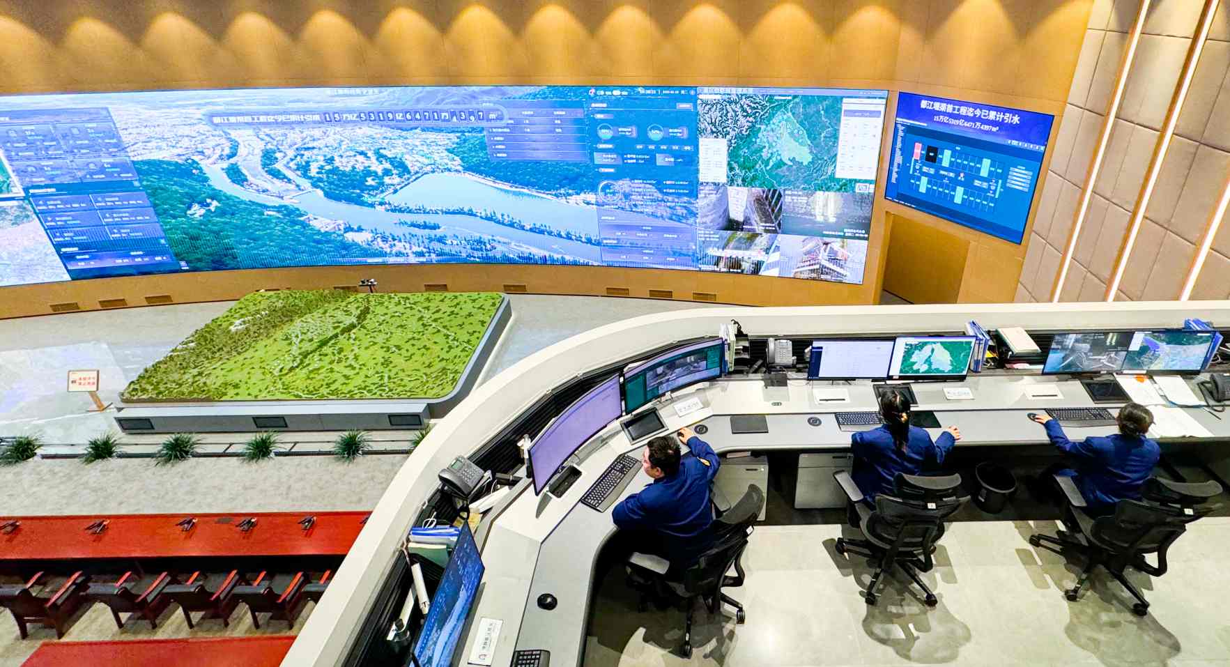 都江堰灌區(qū)指揮中心一角。都發(fā)中心供圖