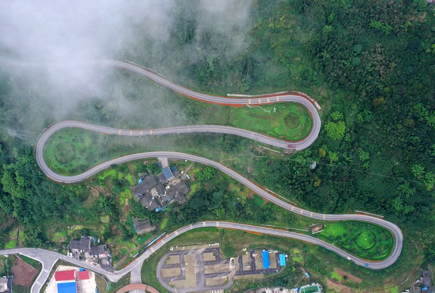 滎經縣龍蒼溝熊貓翠竹長廊。四川省交通廳公路局供圖