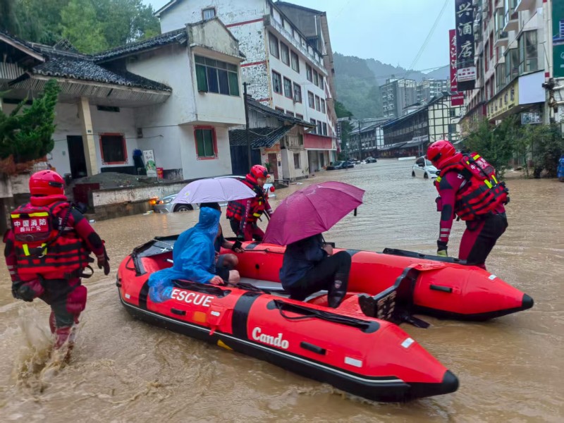 消防救援人員利用橡皮艇轉移被困群眾。廣元市消防救援支隊供圖