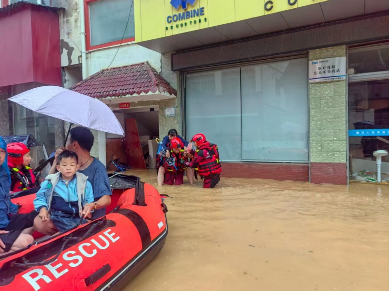 消防救援人員利用橡皮艇轉移被困群眾。廣元市消防救援支隊供圖