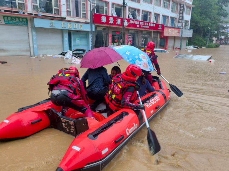 消防救援人員利用橡皮艇轉移被困群眾。廣元市消防救援支隊供圖