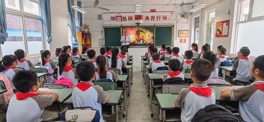 黃繼光侄子黃擁軍為孩子們講述思政課《歸來(lái)》。中江縣委宣傳部供圖