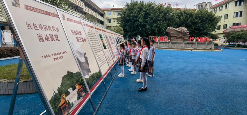 同學(xué)們觀(guān)看紅色文化展覽。中江縣委宣傳部供圖