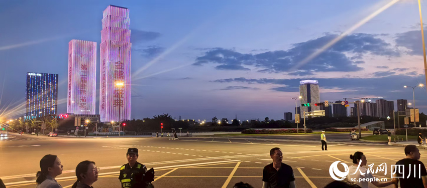 浪漫的金熊貓盛典之夜，成都的夜景詩意美麗。人民網(wǎng)記者 劉海天攝