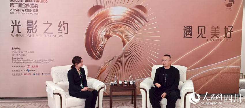 《三體》導(dǎo)演楊磊（右）接受媒體采訪。人民網(wǎng)記者 劉海天攝