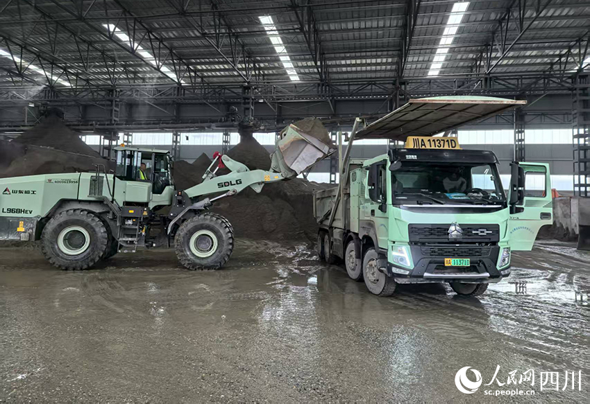 裝載車輛正在廠房內(nèi)進(jìn)行再生后的物料裝載作業(yè)。人民網(wǎng) 薛育建攝