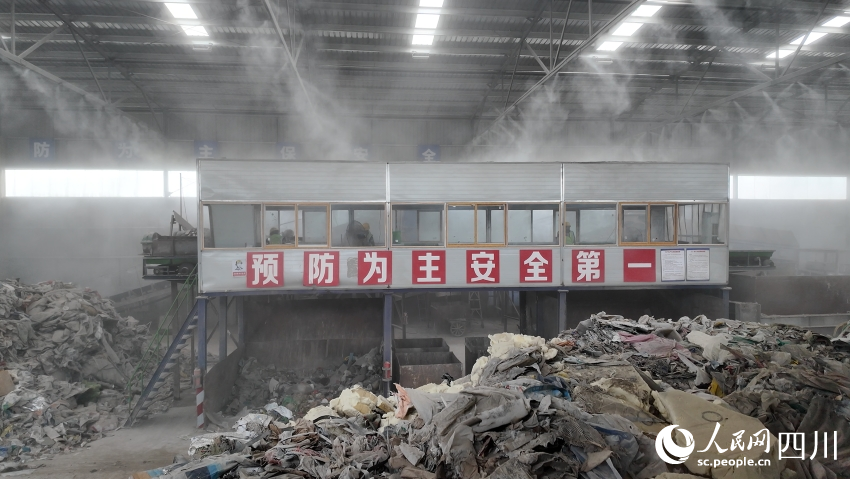 處置廠內(nèi)預(yù)篩分區(qū)。實(shí)習(xí)生 呂雯攝