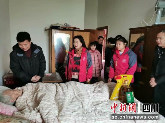  雙流區(qū)新聯(lián)會走訪慰問社區(qū)老人。雙流區(qū)供圖