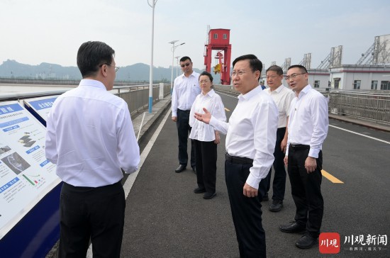8月22日，省委書記王曉暉到樂山市沙灣區(qū)大渡河安谷水電站調(diào)研，實(shí)地察看大渡河水情水質(zhì)，了解長江上游生態(tài)環(huán)境保護(hù)、防汛救災(zāi)、電力迎峰度夏等工作落實(shí)情況。