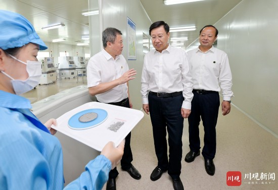 8月22日，省委書記王曉暉到位于樂山高新區(qū)的希爾電子公司調(diào)研，了解高新技術(shù)企業(yè)推進(jìn)科技創(chuàng)新和科技成果轉(zhuǎn)化，助推制造業(yè)高質(zhì)量發(fā)展情況。