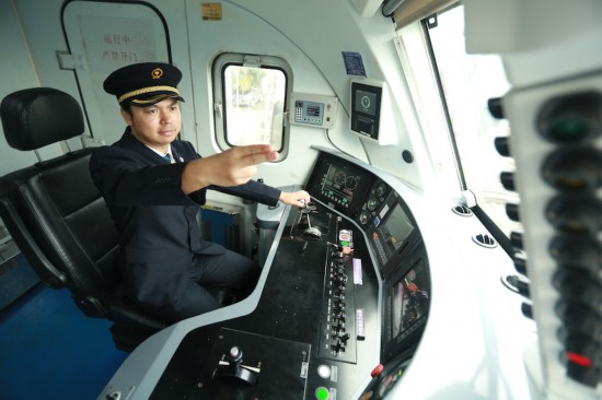 發(fā)車前，仲俊斕確認(rèn)儀表、指示燈狀態(tài)正常。成都機(jī)務(wù)段供圖
