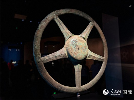 三星堆博物館中展出的太陽輪。人民網(wǎng)記者 羨江楠攝