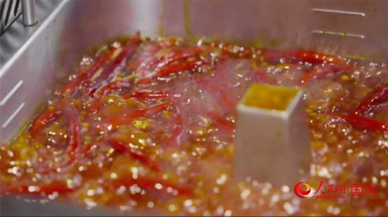 成都麻辣火鍋。人民網(wǎng)記者 張榮攝