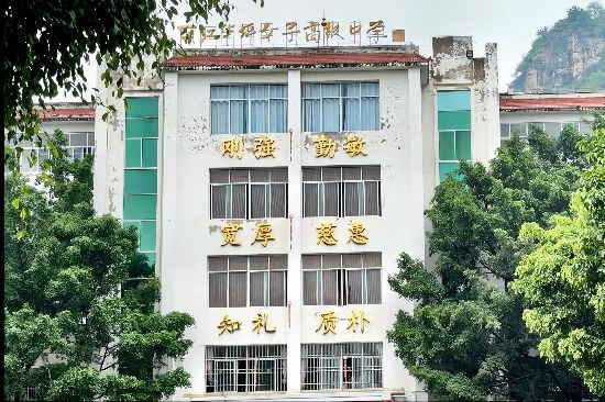 華坪女高教學樓。人民網(wǎng)記者 劉微攝
