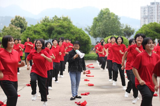 華坪女高學生在跳課間操。人民網(wǎng)記者 李發(fā)興攝
