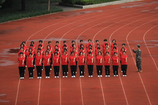 華坪女高2024級新生軍訓。華坪縣融媒體中心供圖