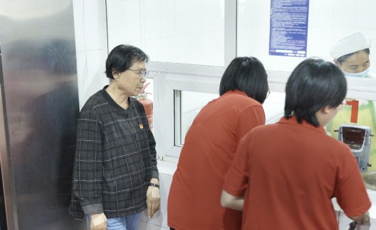 張桂梅在食堂關注學生用餐情況。人民網(wǎng)記者 莊志斌攝