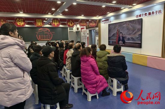 長城花園社區(qū)居民在社區(qū)黨群活動(dòng)中心一起觀看習(xí)近平主席新年賀詞直播。人民網(wǎng)記者 梁宏鑫攝