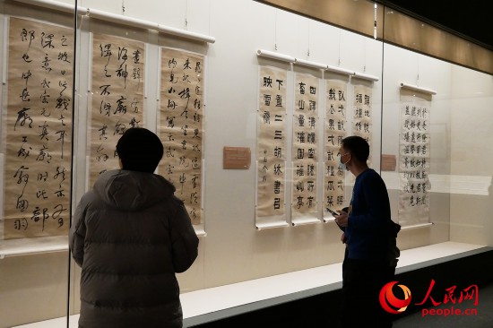 觀眾正在參觀展覽。人民網(wǎng)記者 韋衍行攝