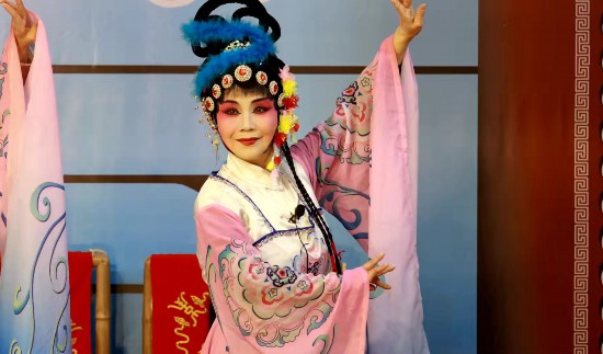 “三花”川劇團(tuán)演員正在排練。韓超攝