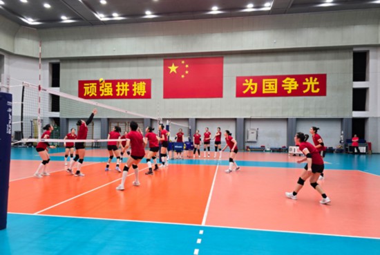 4月28日，新一屆中國(guó)女排進(jìn)行訓(xùn)練。人民網(wǎng)記者 胡雪蓉?cái)z
