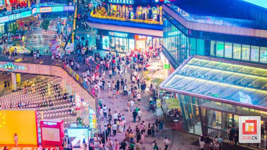 商業(yè)街區(qū)光影交錯，市民漫步其中感受商圈魅力 記者 宋姿熠 攝