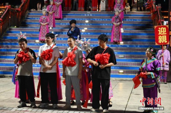 四川達州巴山大峽谷再現(xiàn)傳統(tǒng)土家婚俗秀