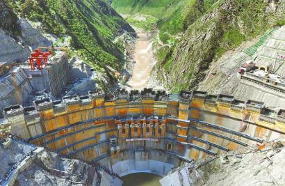 葉巴灘水電站澆筑高度突破200米。 水電七局供圖