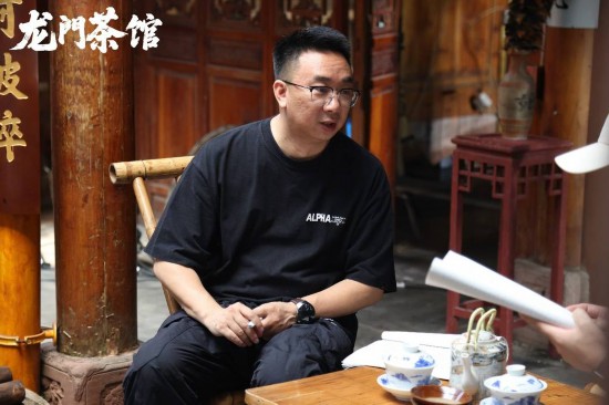 導(dǎo)演唐少宇在現(xiàn)場